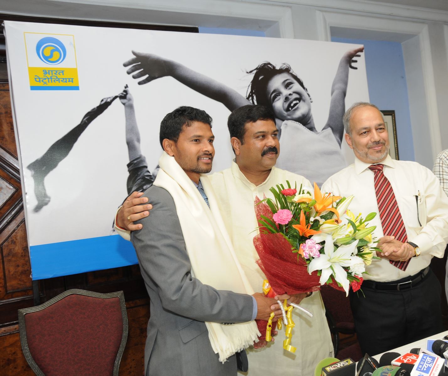 Hon’ble Petroleum Minister felicitates BPCL’s Birendra Lakra