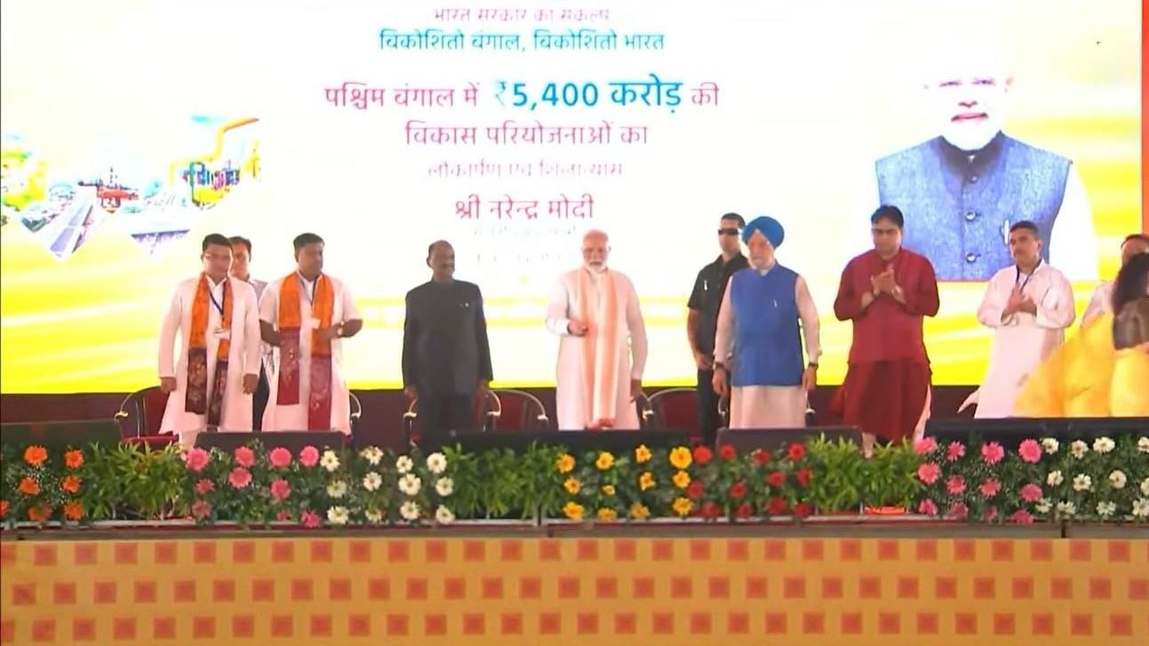 PM Modi Lays Foundation Stone for BPCL’s ₹1,950 Cr CGD Project in West Bengal, Powering 65 Lakh Lives with Clean Energy.